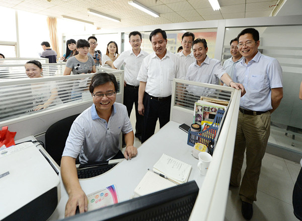 省委常委、常務副省長陳肇雄一行到訪高新區大學生創業園.jpg